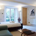 Beautiful New Town Studio With Patio